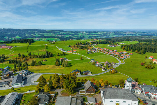 Sulzberg in Vorarlberg von oben, Blick ins Westallg&auml;uer Alpenvorland
