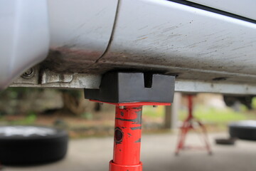 点検のためにジャッキアップされた自動車