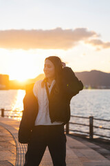 Fototapeta premium 夕暮れの海にいる女性