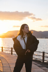 Fototapeta premium 夕暮れの海にいる女性