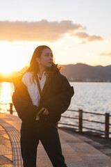 Fototapeta premium 夕暮れの海にいる女性