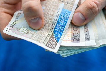 Płacić polska gotówka, banknoty pln w dłoniach 