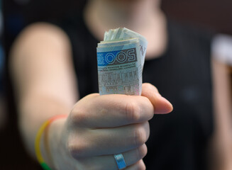 Trzymać zwitek polskich banknotów pln, 500zł w dłoni 