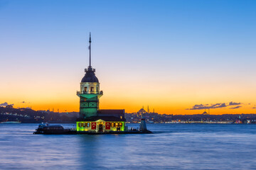 Obraz premium Maiden's Tower and Istanbul city skyline cityscape of Turkey