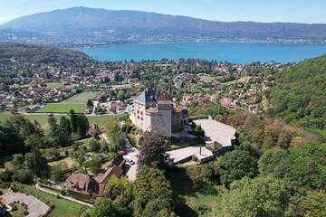 Fototapeta na wymiar Château de Menthon-Saint-Bernard Dornröschen-Schloss Lac d’Annecy Haute-Savoie Monument historique frankreich alpen savoyen