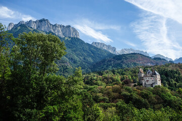 Fototapeta na wymiar Château de Menthon-Saint-Bernard Dornröschen-Schloss Lac d’Annecy Haute-Savoie Monument historique frankreich alpen savoyen