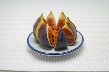 feige frisch auf teller präsentiert 