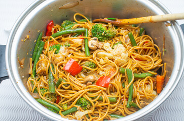 pasta gemüse nudeln sojasauce asiatisch 