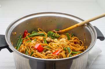 pasta gemüse nudeln sojasauce asiatisch 