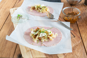 Pasta Nudeln gebacken im Päckchen mit Käse Kräuter Pergament 