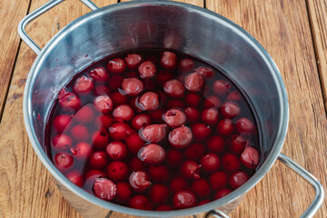 kirschen im Glas in einem Topf zum kochen Süßkirschen Sauerkirschen 