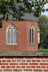 blick auf die kapelle der burg hülshoff