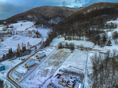 Domki Lelu Spa&Natura w Leluchowie zimą. Krajobraz zimowy. 