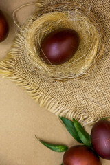 Brązowe pisanki, na naturalnym tle. Święta Wielkanocne.  © Katarzyna