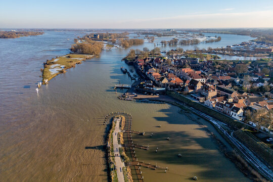 High water along the Merwede and the Maas near Gorinchem, Sleeuwijk and Dussen.