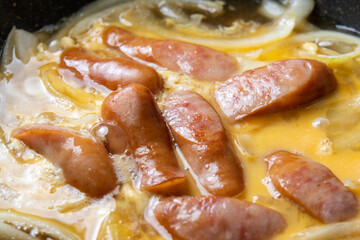 ウインナーの親子丼風(他人丼)調理シーン。
