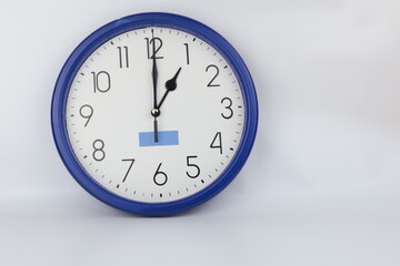 Set di orologi da ufficio che mostrano isolati su sfondo bianco. Orologio da pare che indica le ore...