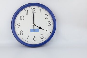 Set di orologi da ufficio che mostrano isolati su sfondo bianco. Orologio da pare che indica le ore 4 o 16.