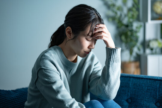 落ち込む女性 日本人」の写真素材 | 24,474件の無料イラスト画像 | Adobe Stock