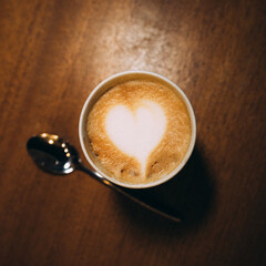 Café latte en forme de coeur dans une tasse céramique