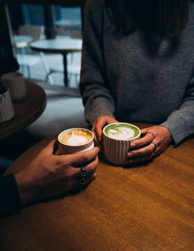 Caf&eacute; latte et th&eacute; matcha latte dans un bar pour le d&eacute;jeuner &agrave; deux