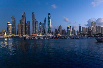 Naklejka premium Beautiful night view over famous Dubai Marina skyline.