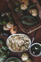 Vista dall'alto di un tavolo con cesto di verdura appena raccolta, pomodori, melanzane, cetrioli, zucchine, alimentazione sana