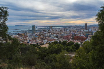 Fototapeta na wymiar Città di Alicante in Spagna vista dall'alto