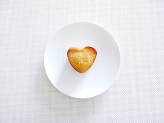 ハート型の焼き菓子（フィナンシェ・マドレーヌ）