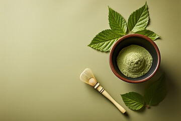 Vista desde arriba de té verde matcha en polvo japonés con batidor de bambú sobre una mesa con espacio para texto. - obrazy, fototapety, plakaty