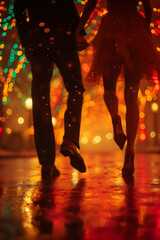 Un couple s'amuse lors d'une sortie en ville en s'élançant vers une piste de danse, un restaurant ou un cinéma