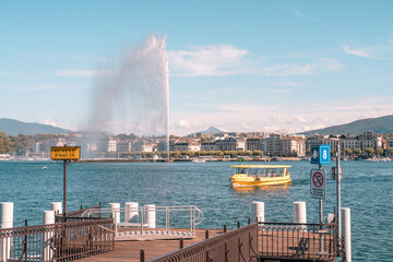 la rade de Genève, avec le jet d'eau et les alpes