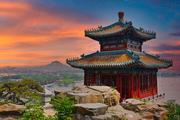 Obraz premium Traditional Chinese Pavilion at Sunrise, with Scenic Lake and Hills