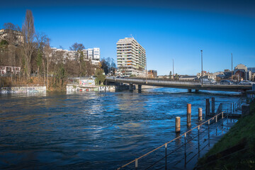 le Rhône déborde, crue à Genève, ponton sous l'eau