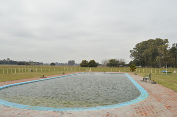 Lluvia cae sobre la piscina del campo