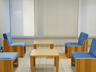 静かなビルの応接間の椅子と机の様子