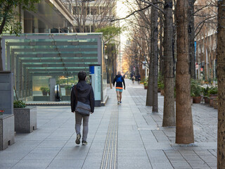 冬の東京の街で歩く観光客の姿