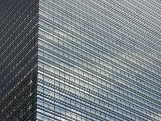 東京のオフィス街の高層ビルの風景