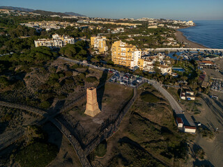 Antigua torre vigía llamada de torre ladrones en la playa de cabopino, Marbella