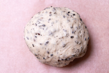 パン生地・黒胡麻
