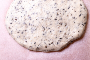 パン生地・黒胡麻
