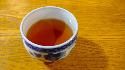 テーブルの上に置かれた茶