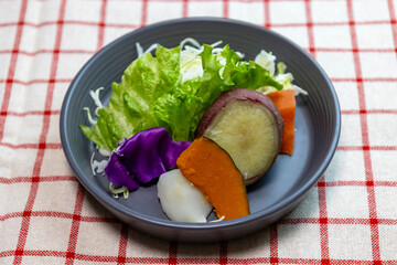 お皿に盛り付けた蒸し野菜のサラダ