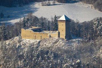 Na Malniku nad Muszyną zimą. Widok na zamek w Muszynie.