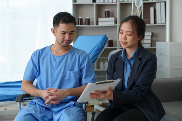 Female doctors, hospital staff who care about providing medical care to Asian male patients. Talk...