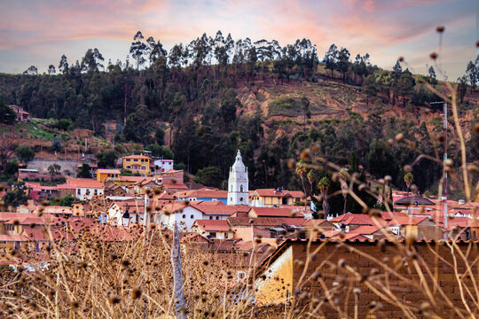 Pueblo de Totora, ubicada en Bolivia en el departamento de Cochabamba, su arquitectura tipo colonial de adobe y teja cerámica es la principal característica y que favorece al turismo del lugar 