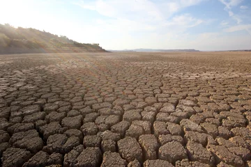 Rolgordijnen dry lake bed due to severe drought in Turkey © UMIT
