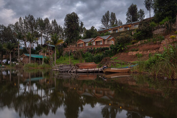 Fototapeta na wymiar Morgendämmerung am See mit Spieglung von Booten und Häusern 