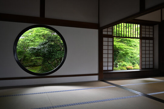 新緑の京都市源光庵の迷いの窓と悟りの窓