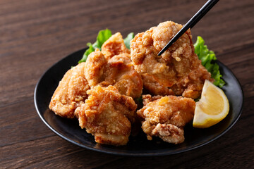 食卓の鶏の唐揚げ